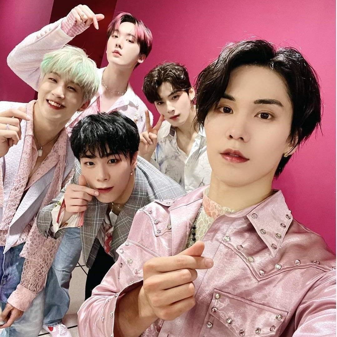 A moment captured by a fan of Cha Eunwoo