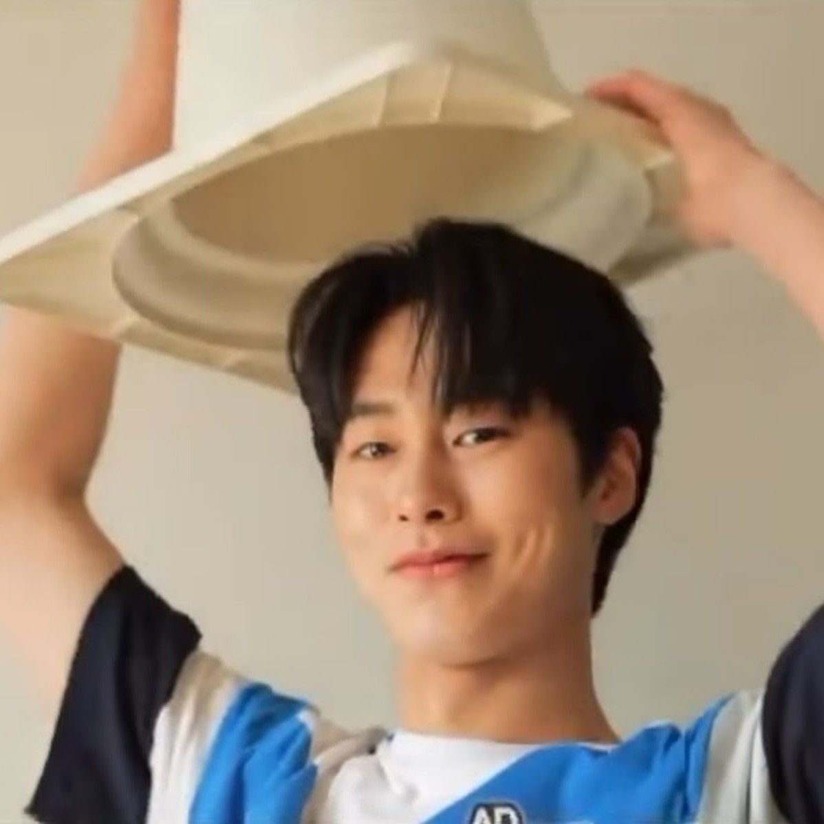 Behind-the-scenes cut of Lee Jaewook