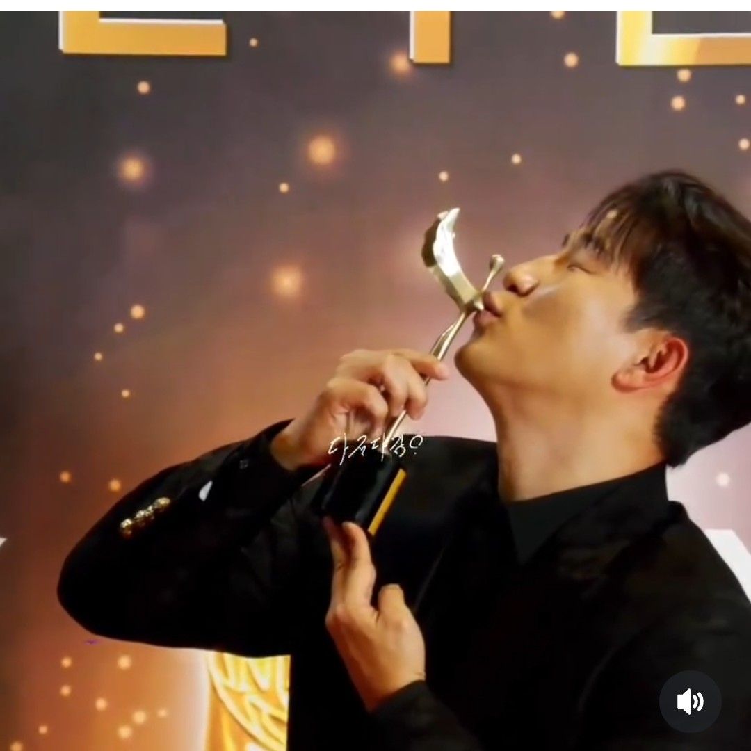 Behind-the-scenes cut of Na Sangdo