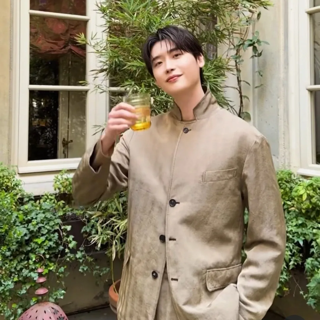 A moment captured by a fan of Lee Jongsuk