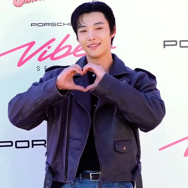 A moment captured by a fan of Woo Dohwan