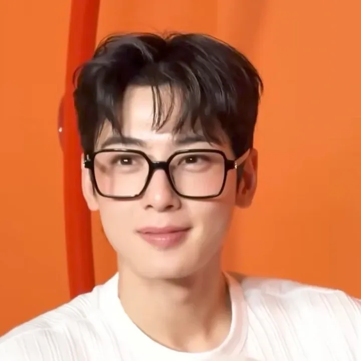 A moment captured by a fan of Cha Eunwoo