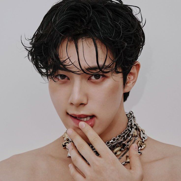 Behind-the-scenes cut of Lee Chaemin