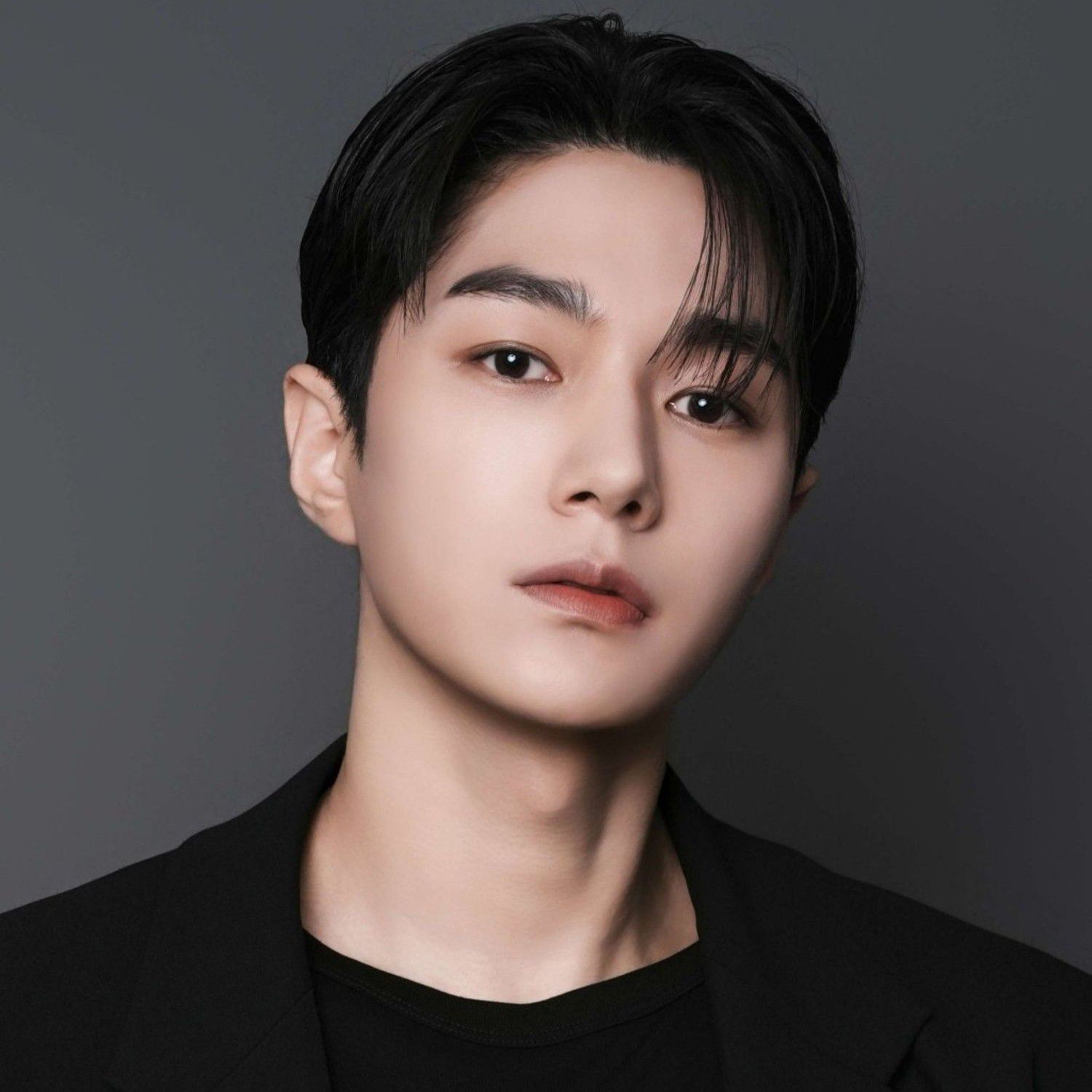 Behind-the-scenes cut of Kim Myungsoo (L)