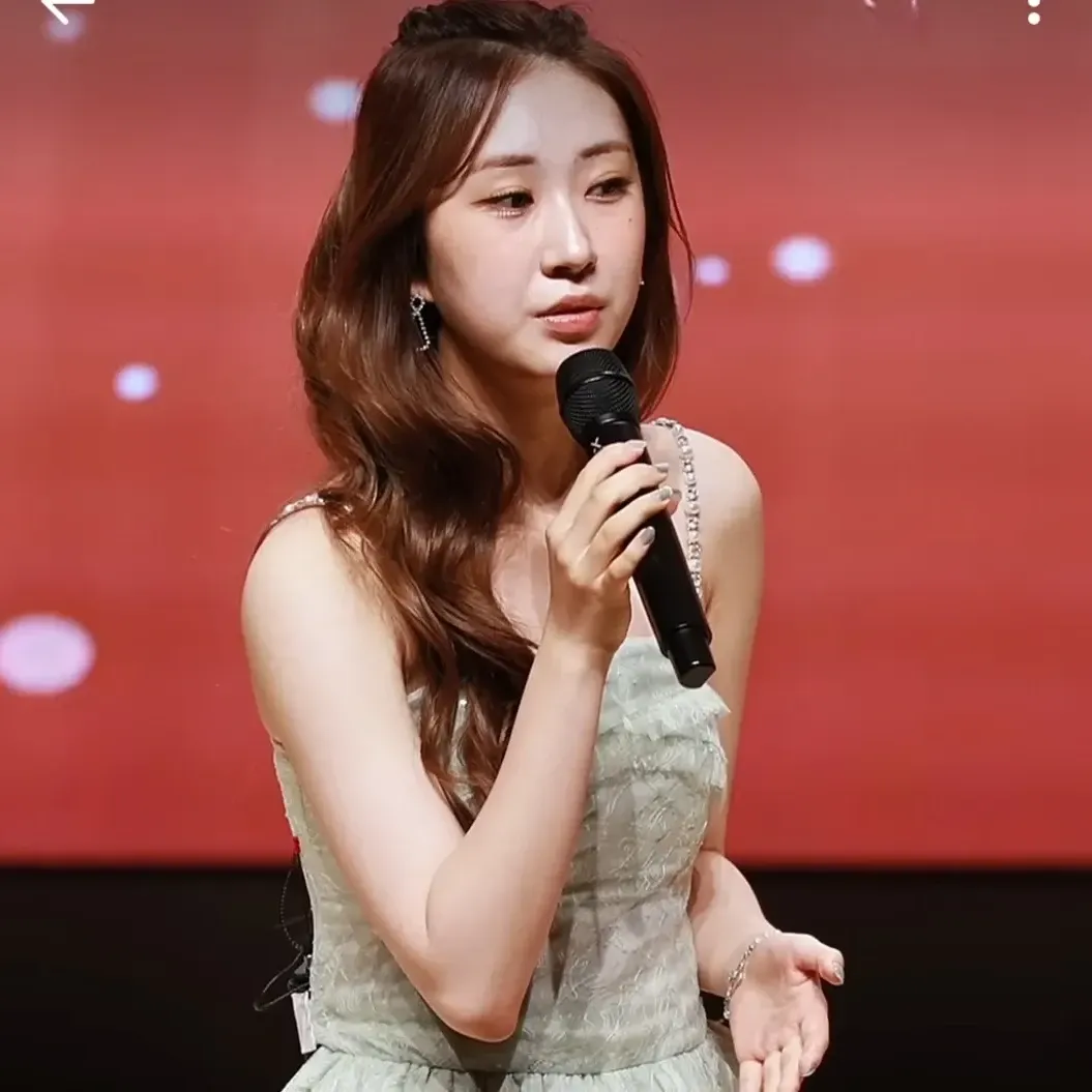 A moment captured by a fan of Jeon Yujin