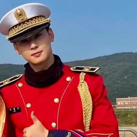 Behind-the-scenes cut of Cha Eunwoo