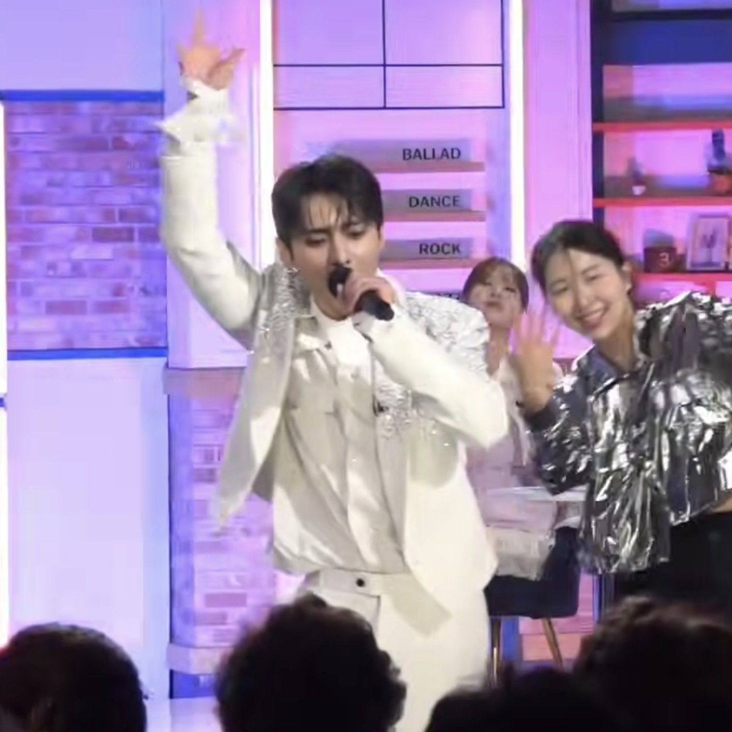 A moment captured by a fan of Seong Ri