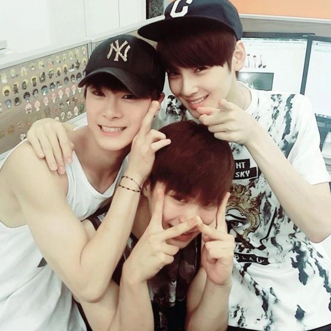 Behind-the-scenes cut of Cha Eunwoo