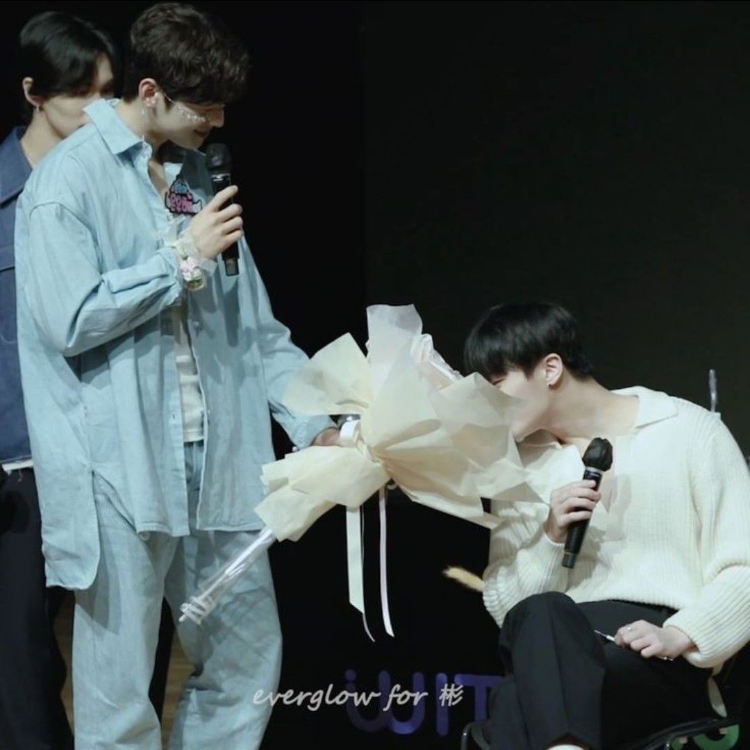 A moment captured by a fan of Cha Eunwoo