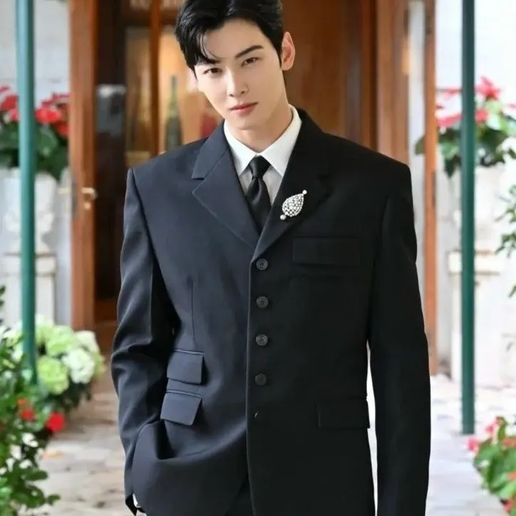 Behind-the-scenes cut of Cha Eunwoo