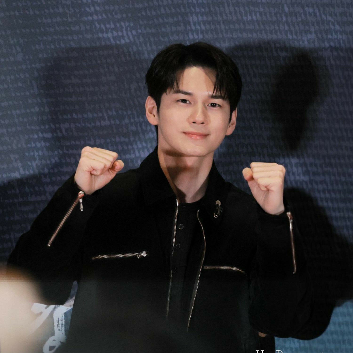 粉丝拍下的邕圣祐瞬间