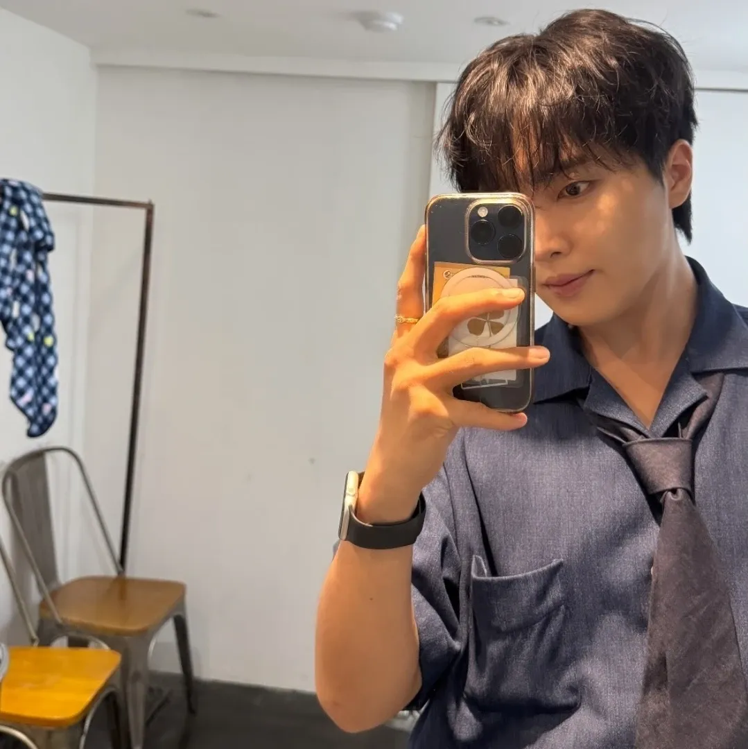 A moment captured by a fan of Hwang Yunsung