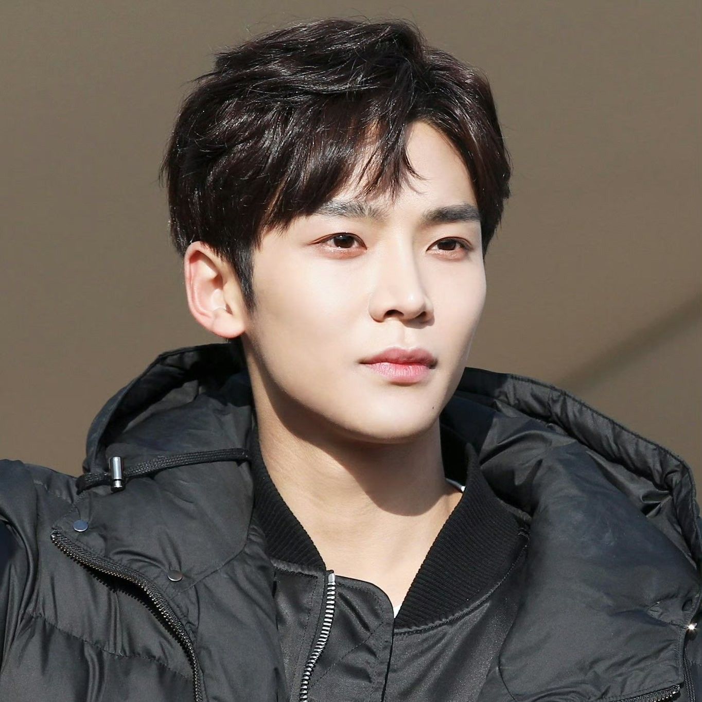 로운의 최신 사진