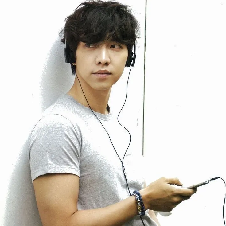 Behind-the-scenes cut of Lee Seunggi