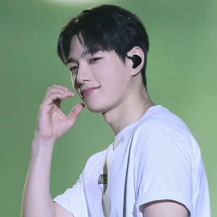 Recent activity shot of Kim Myungsoo (L)