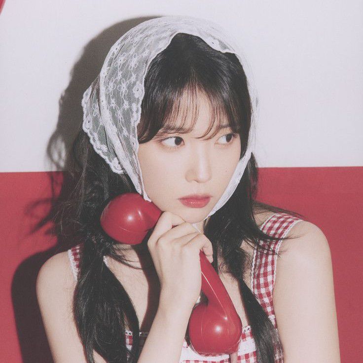 Behind-the-scenes cut of IU