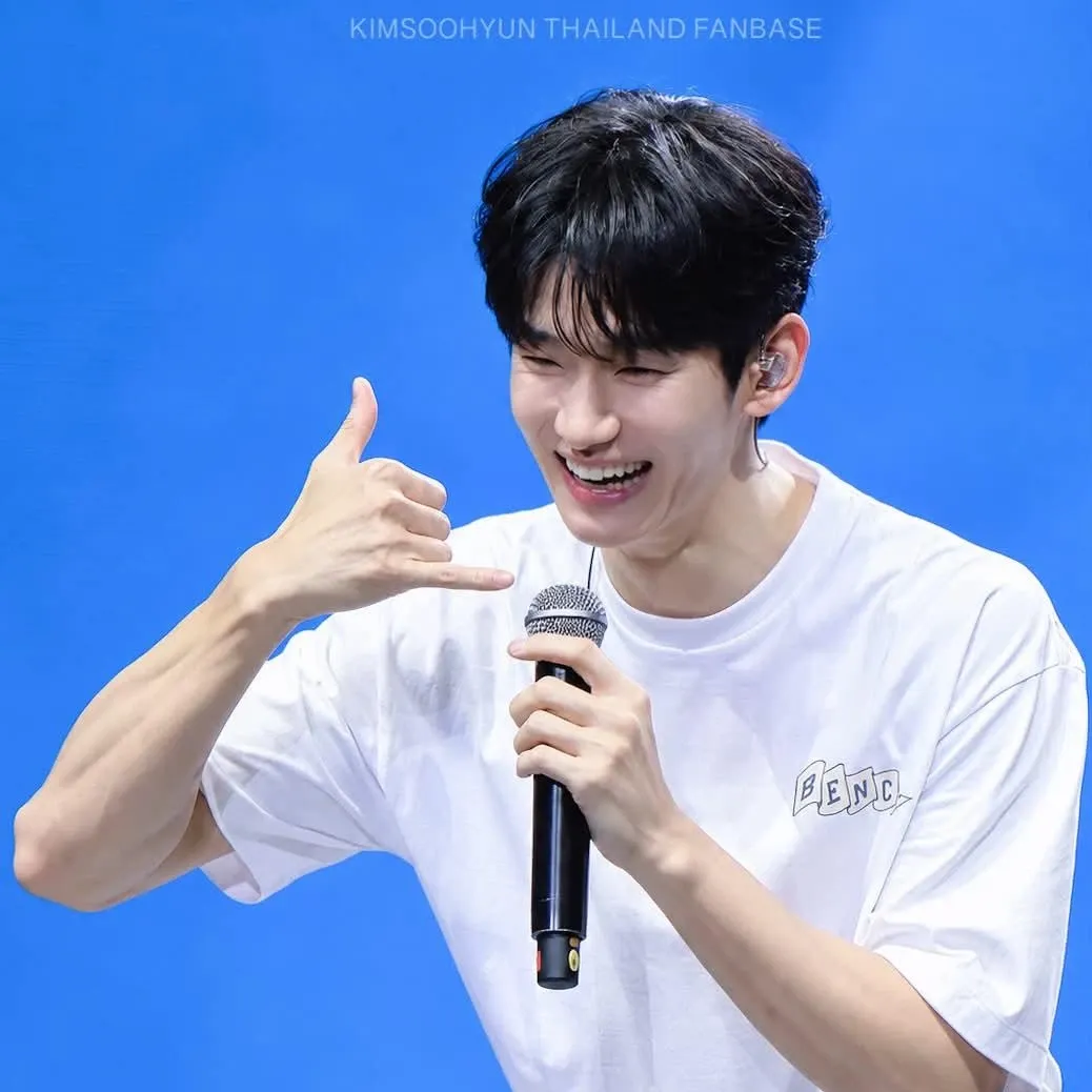 A moment captured by a fan of Kim Soohyun