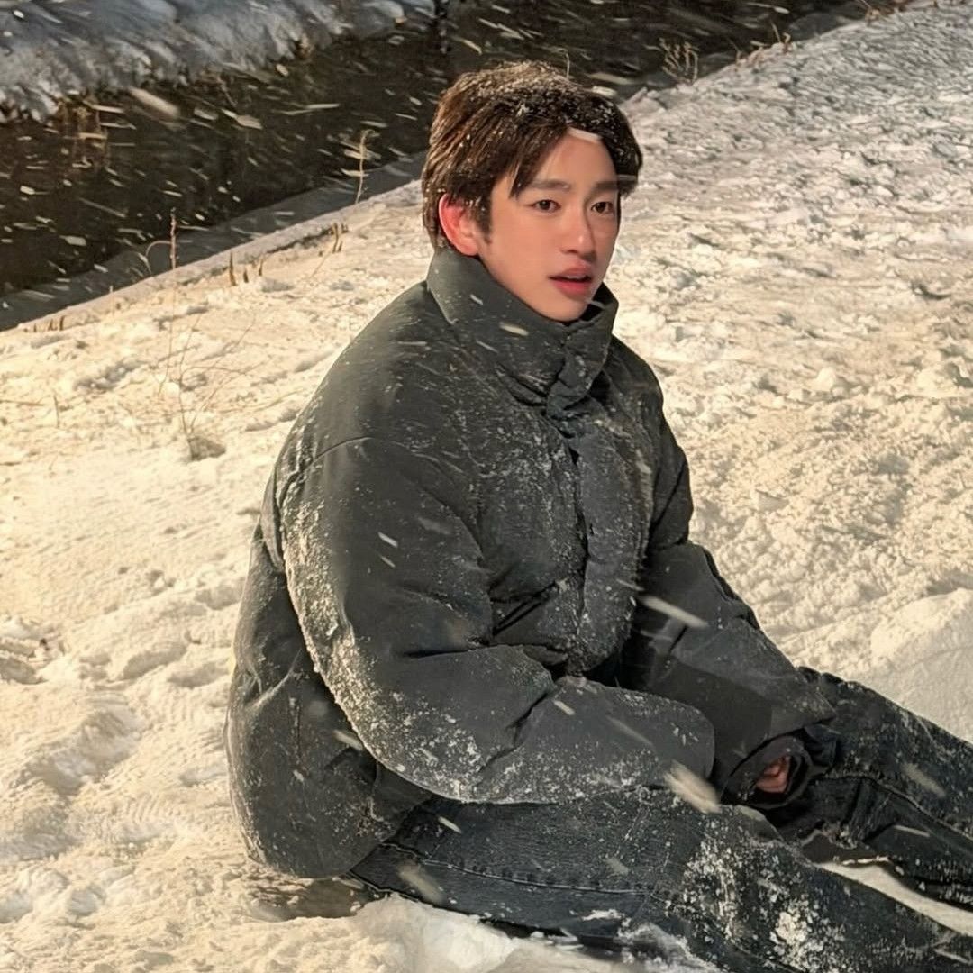 Behind-the-scenes cut of Park Jinyoung