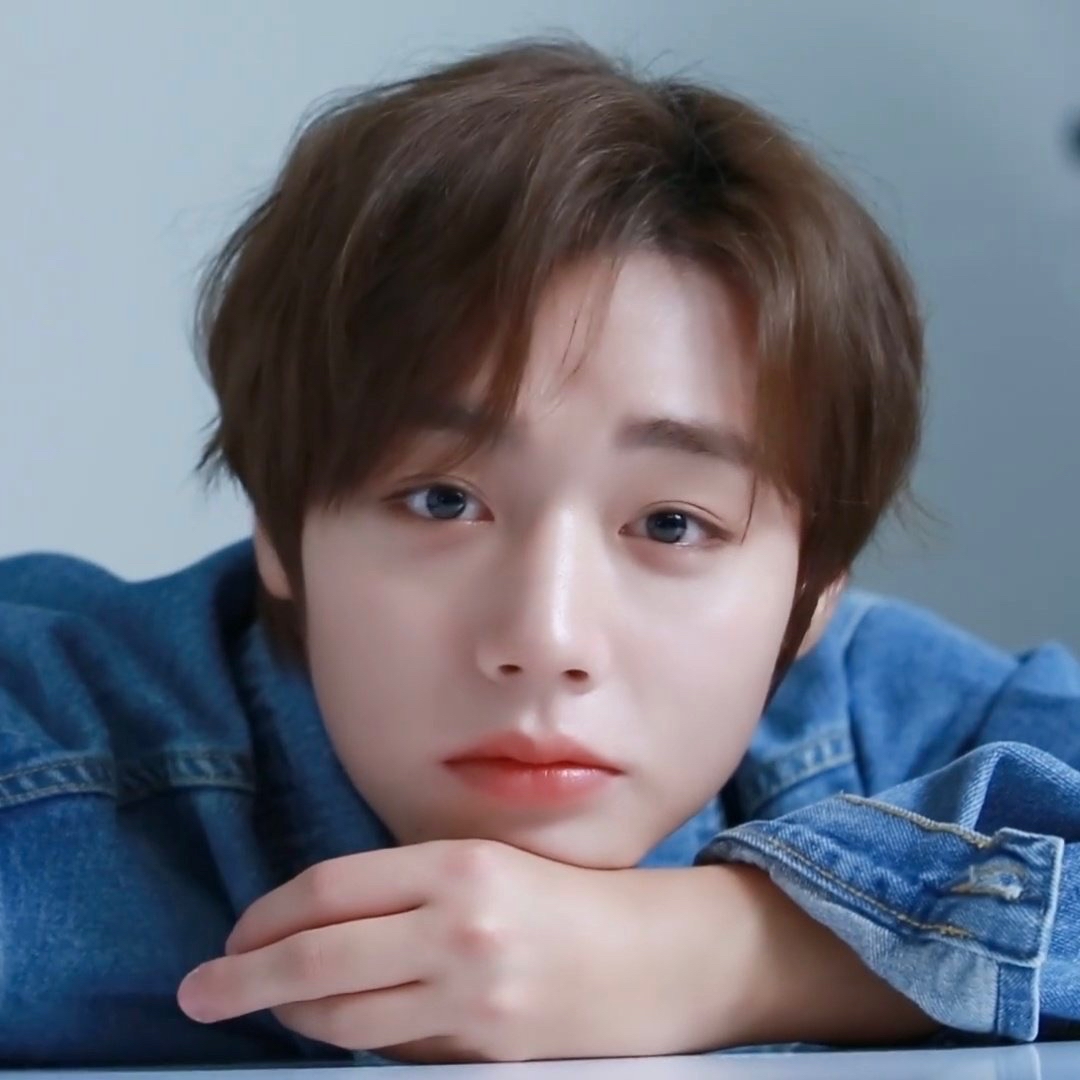 A moment captured by a fan of Park Jihoon