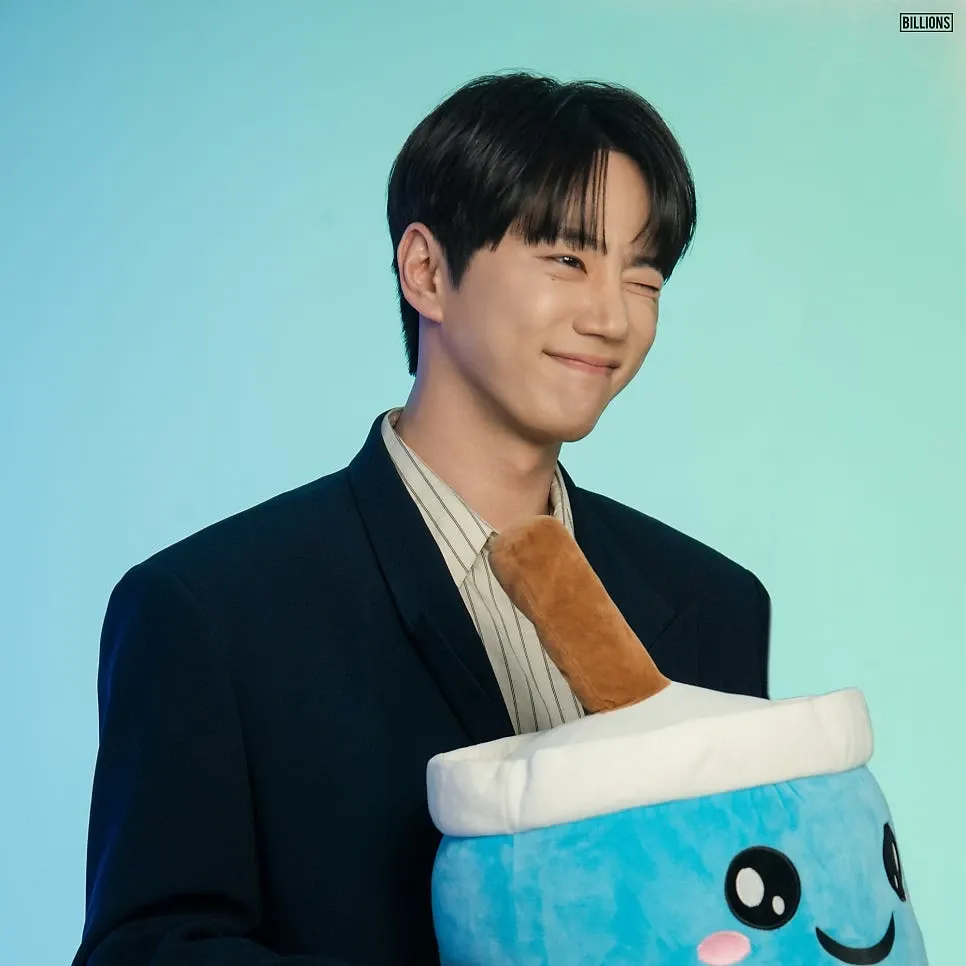 Behind-the-scenes cut of Lee Junyoung