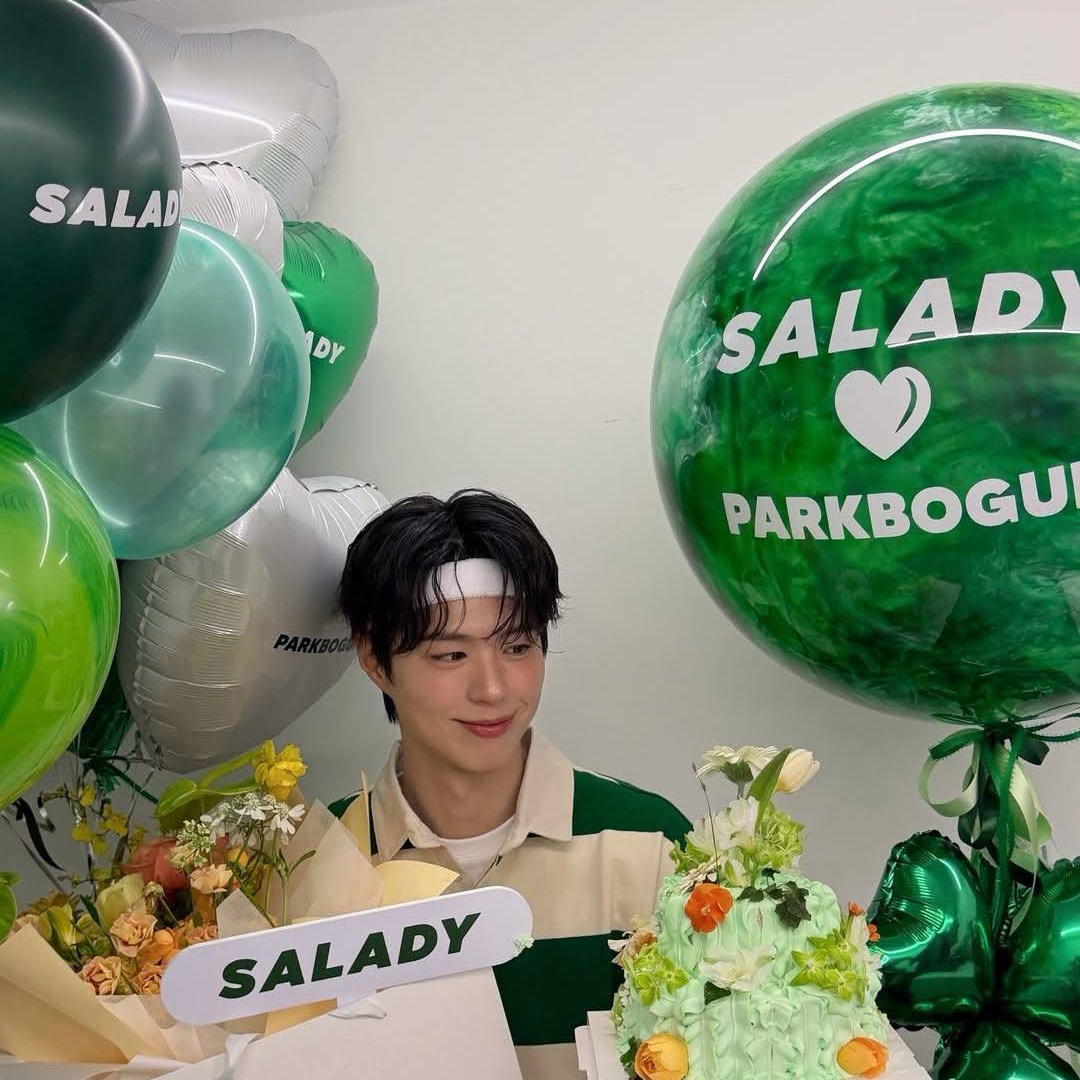 A moment captured by a fan of Park Bogum