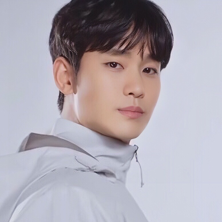 金秀賢的最新照片