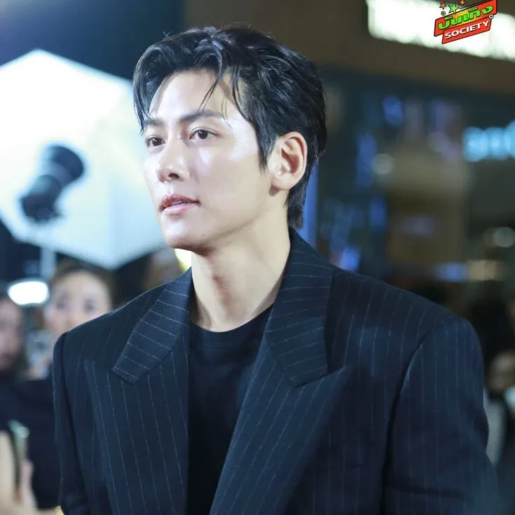 Behind-the-scenes cut of Ji Changwook