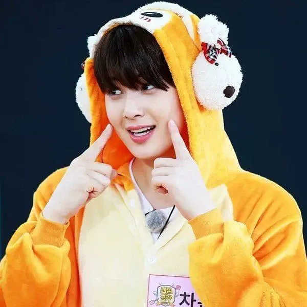 Behind-the-scenes cut of Cha Eunwoo
