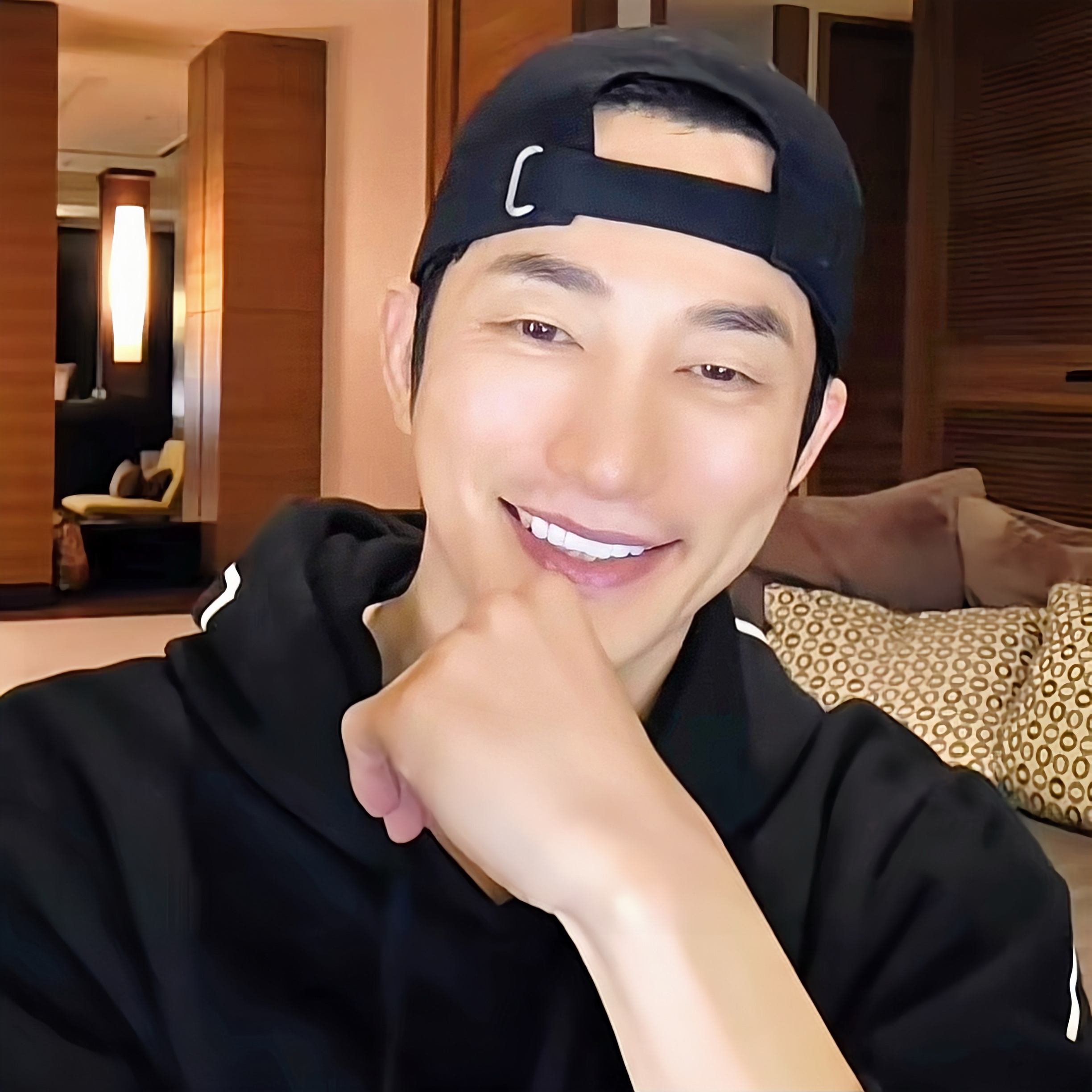 Behind-the-scenes cut of Park Sihoo