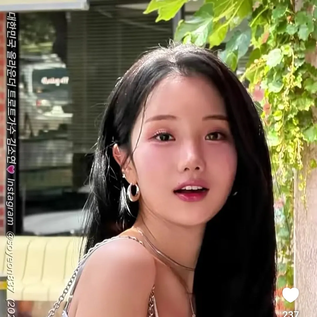 A moment captured by a fan of Kim Soyeon (2004)