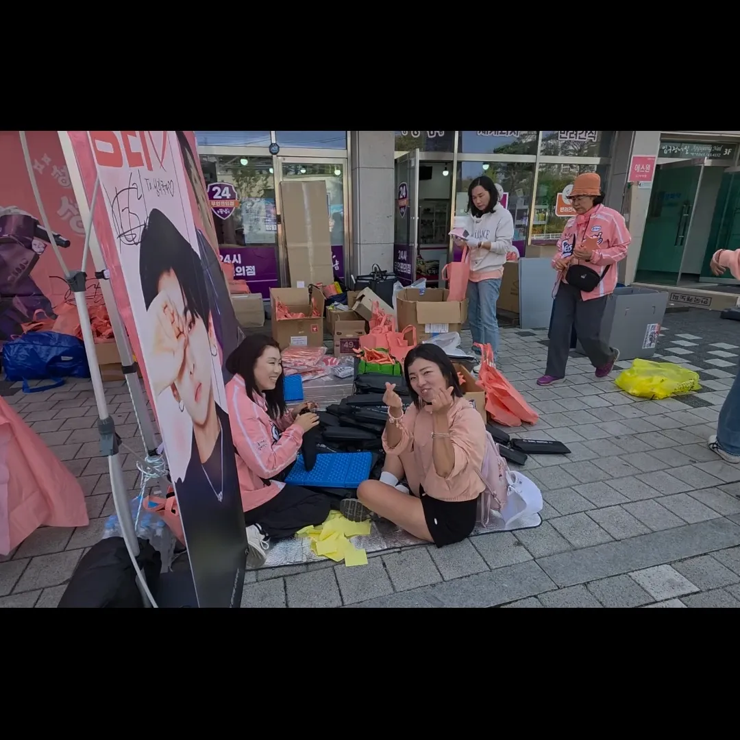 A moment captured by a fan of Seong Ri