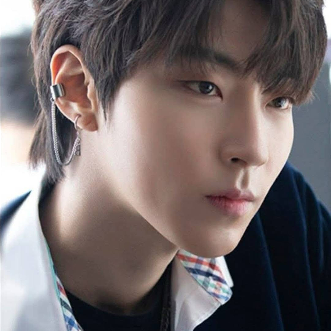 Momen yang diabadikan oleh penggemar Hwang Inyoup