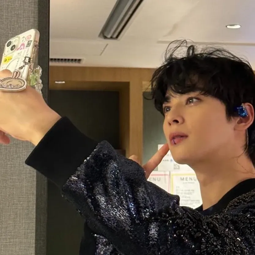 A moment captured by a fan of Cha Eunwoo