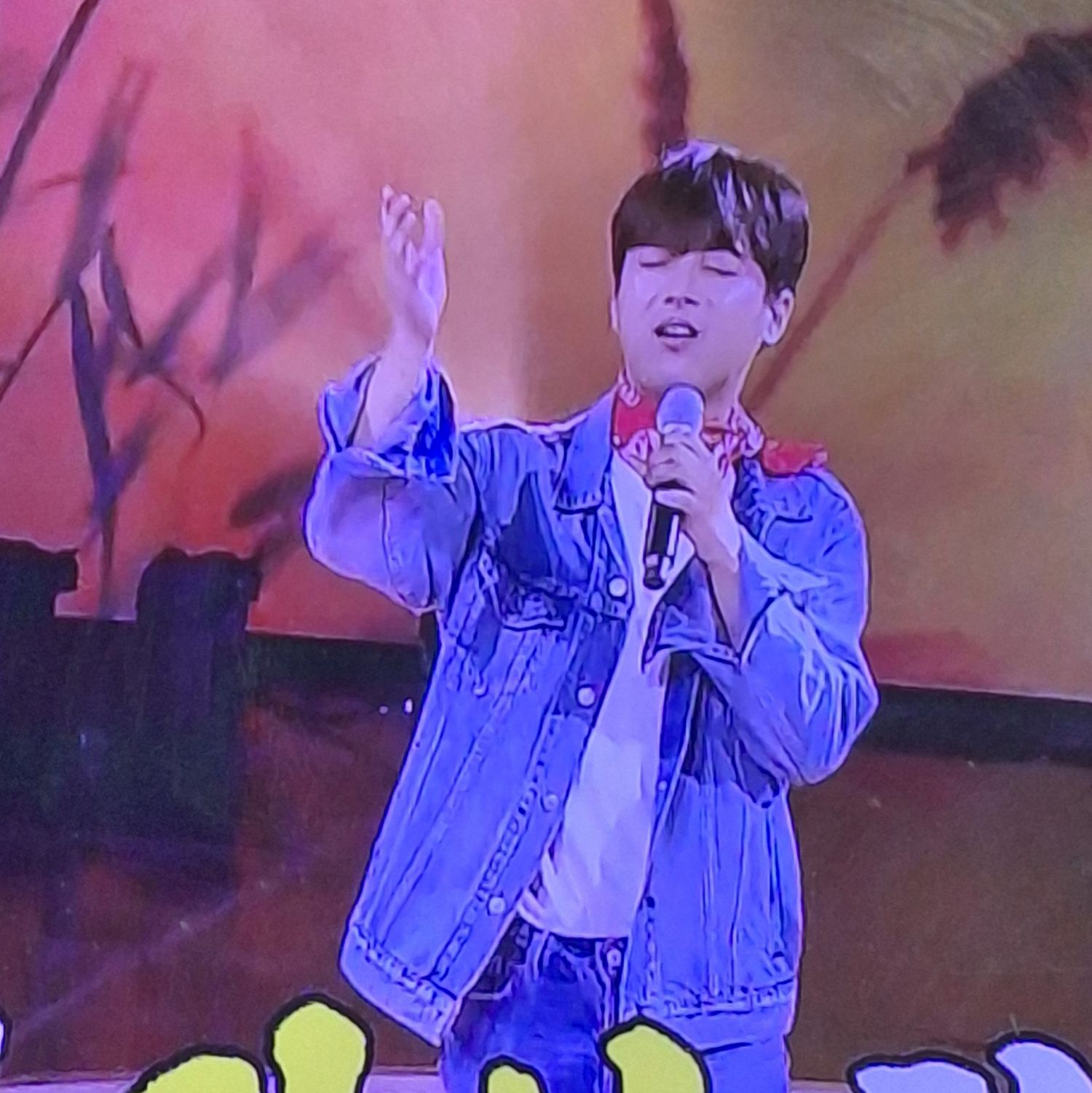 粉丝拍下的李灿元瞬间