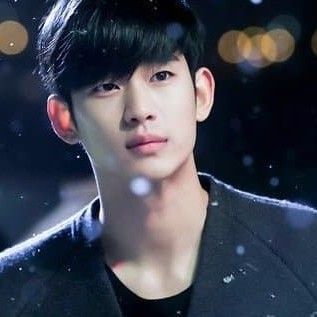 粉丝拍下的金秀贤瞬间