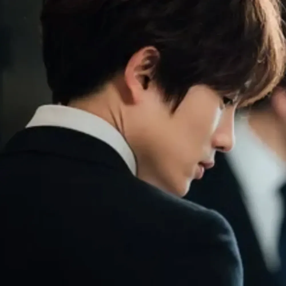 Behind-the-scenes cut of Ji Sung