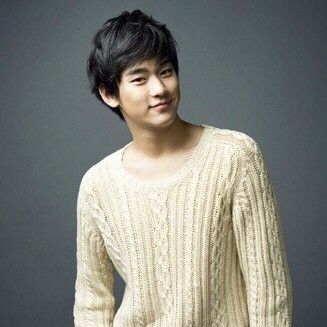 粉丝拍下的金秀贤瞬间