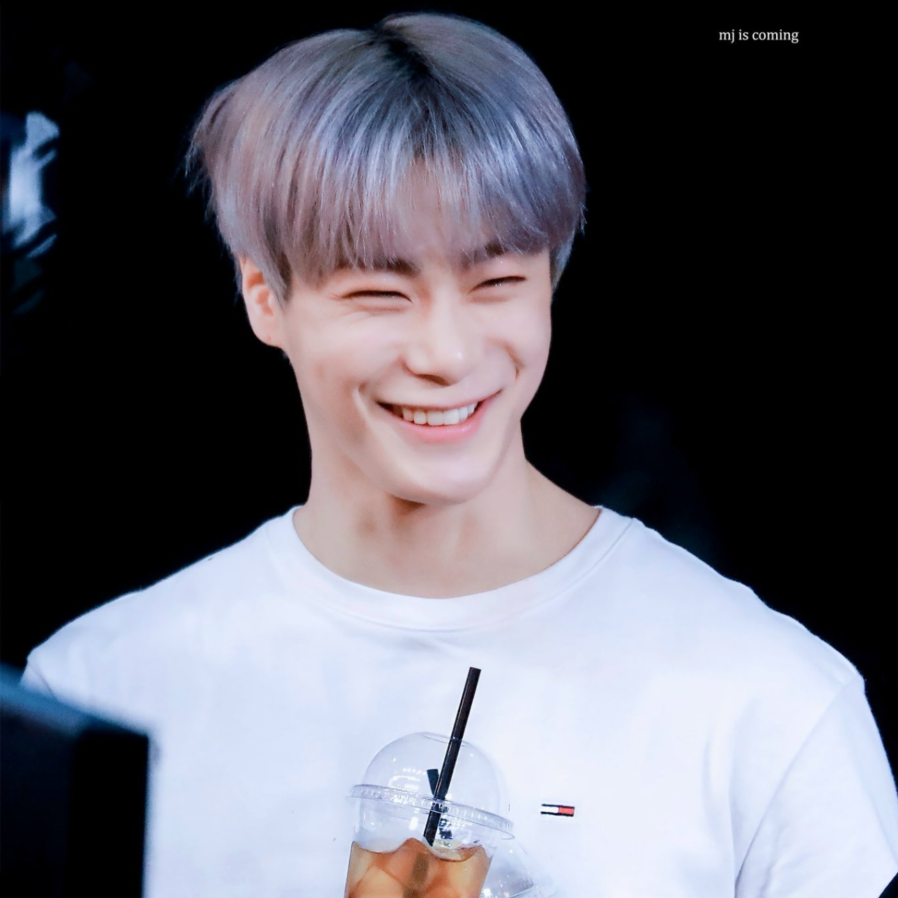 A moment captured by a fan of Cha Eunwoo