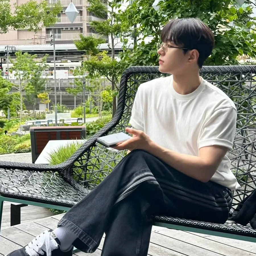 Latest photo of Kim Myungsoo (L)