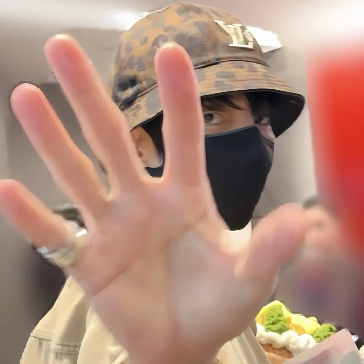 Behind-the-scenes cut of Lee Joongi