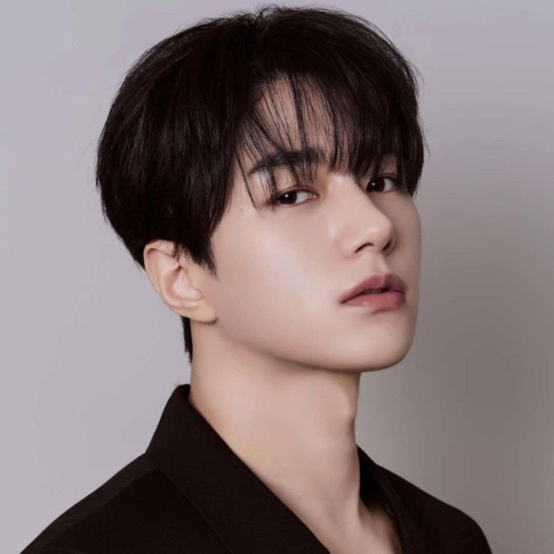 Latest photo of Kim Myungsoo (L)