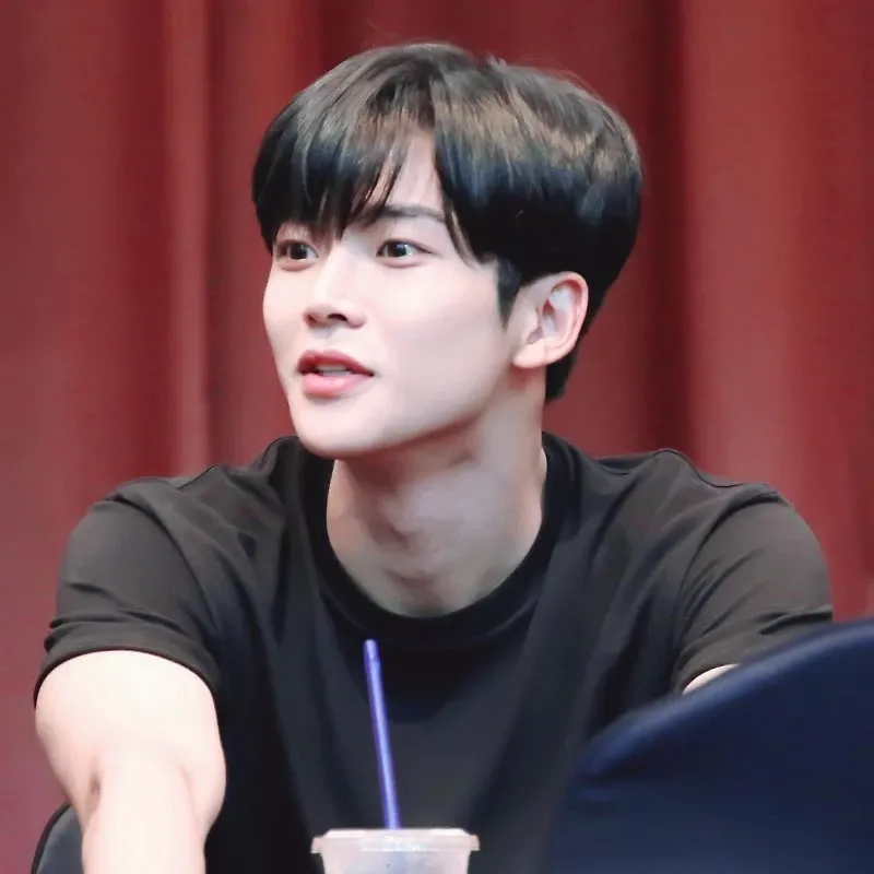 Momen yang diabadikan oleh penggemar Rowoon