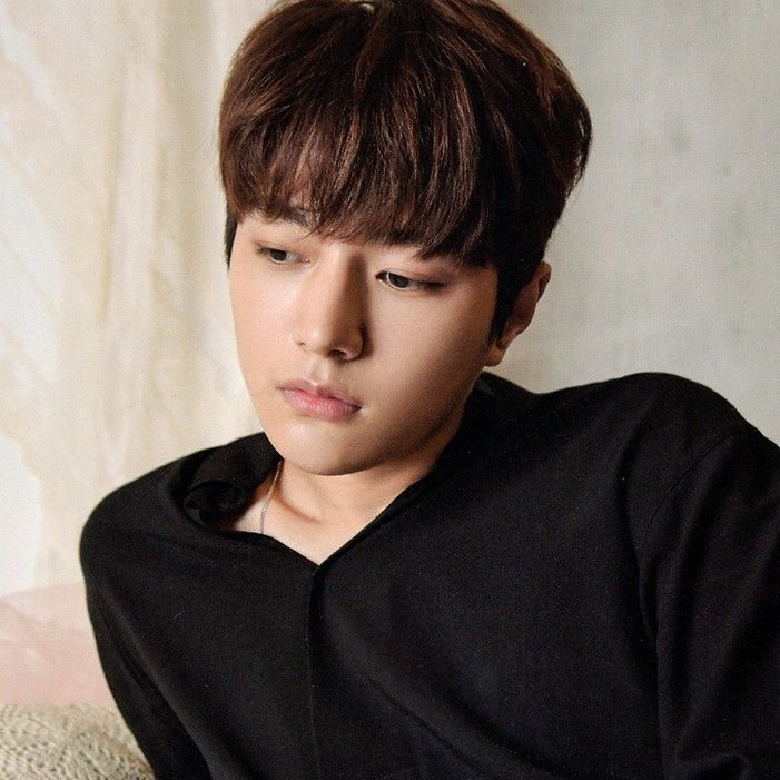 Behind-the-scenes cut of Kim Myungsoo (L)