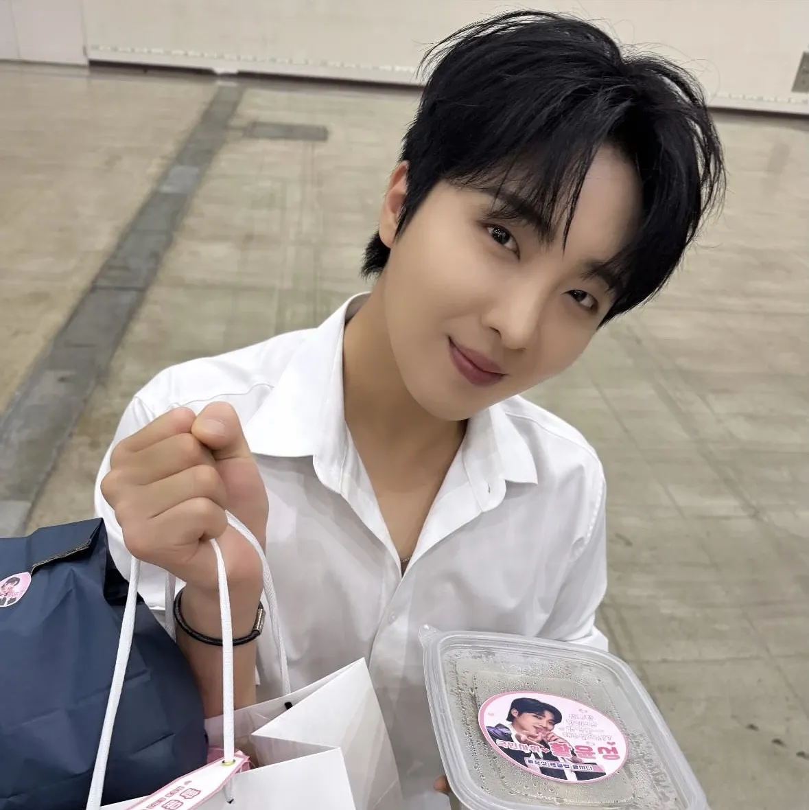 A moment captured by a fan of Hwang Yunsung