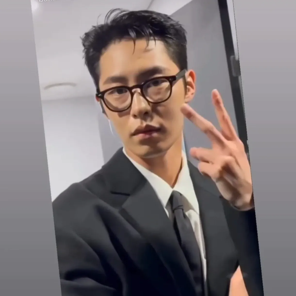 Behind-the-scenes cut of Lee Jaewook