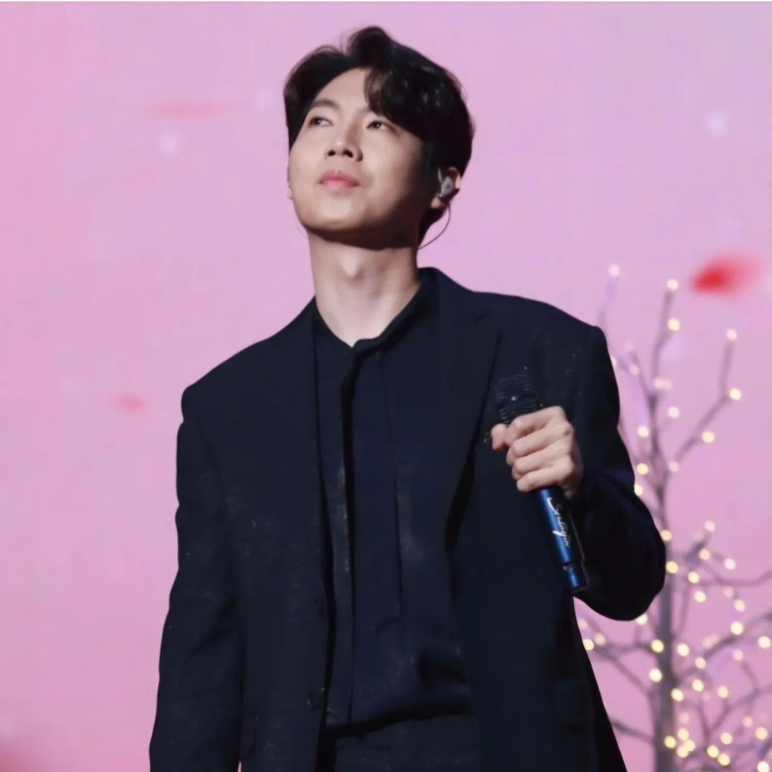 A moment captured by a fan of Son Taejin