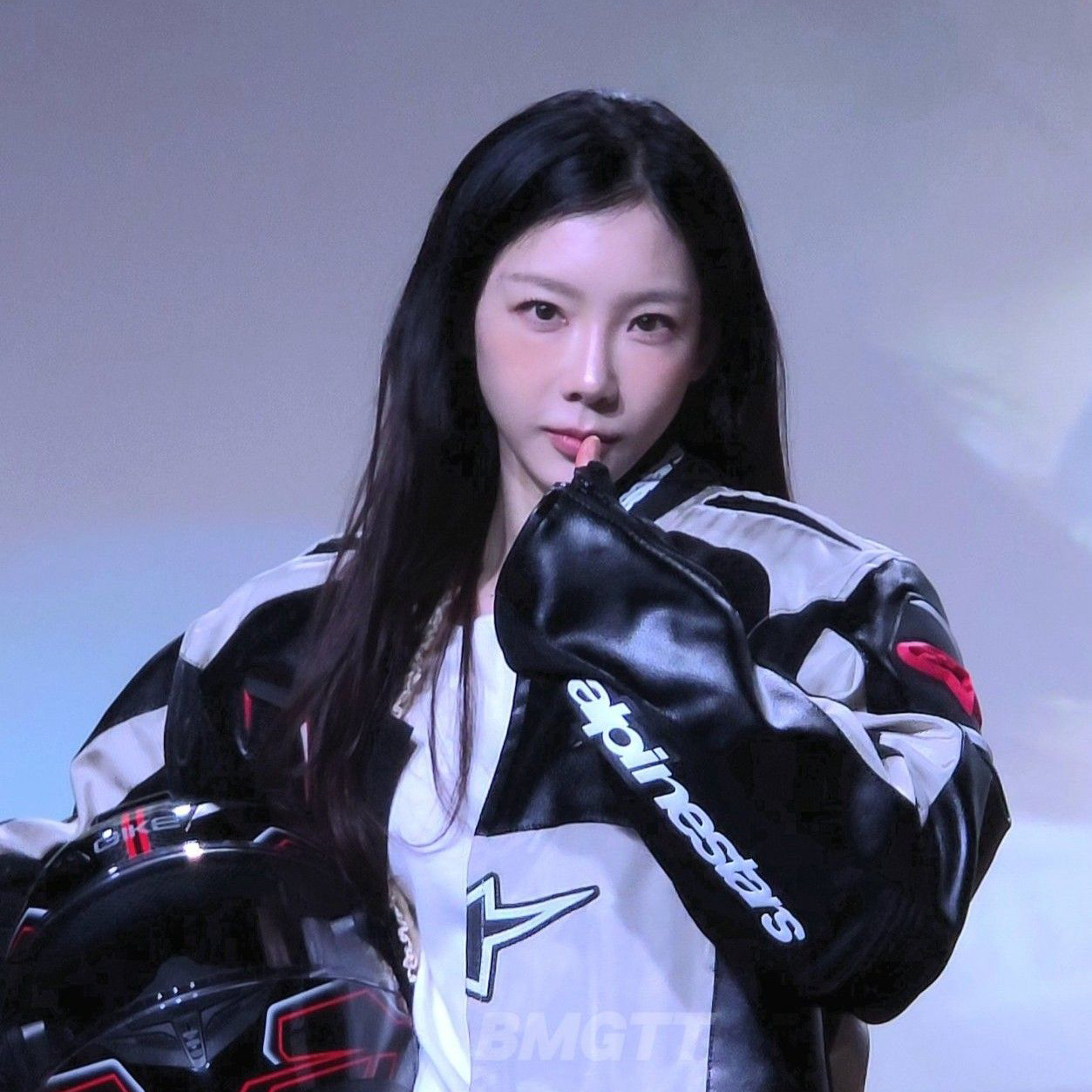 Behind-the-scenes cut of Kim Heeae