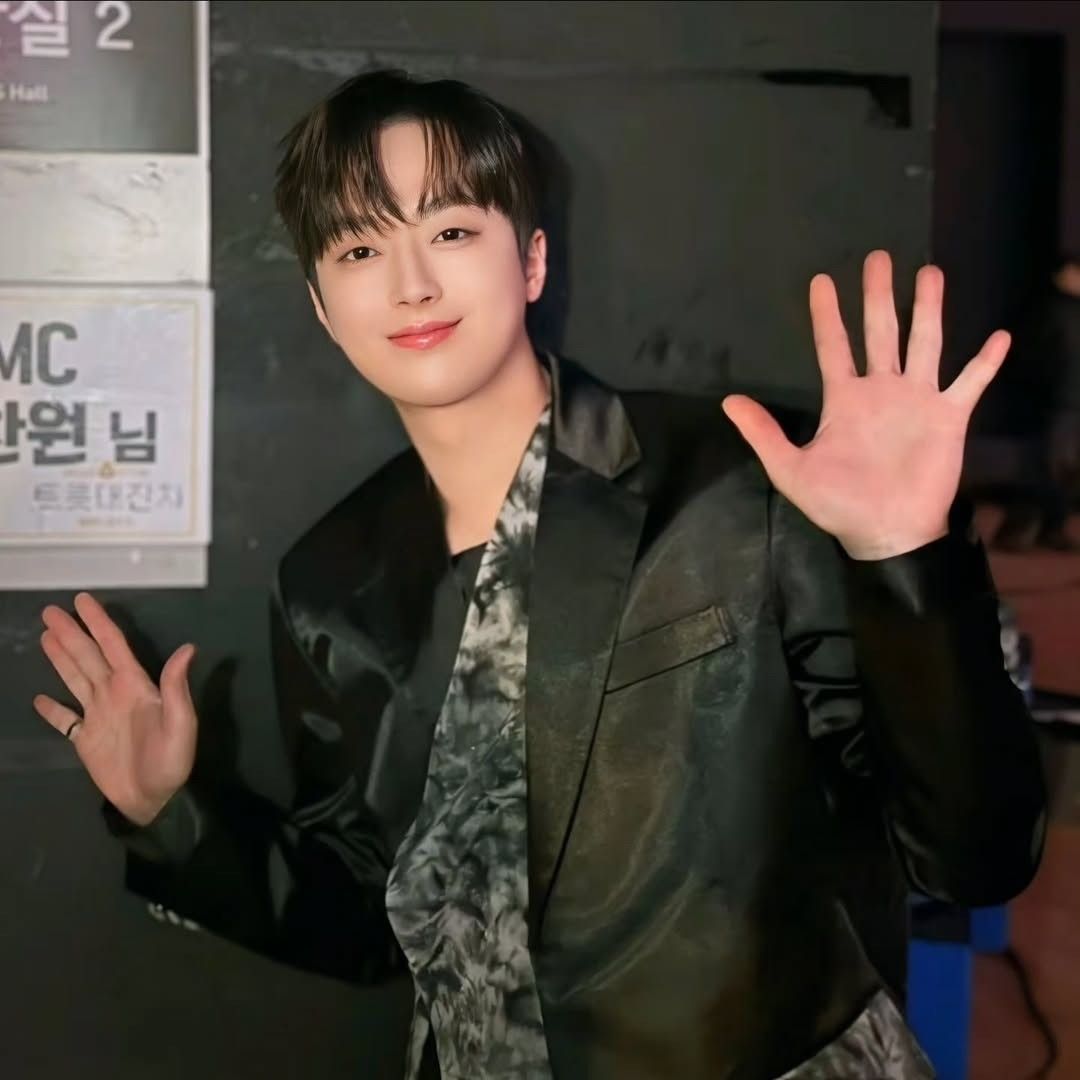 粉丝拍下的李灿元瞬间