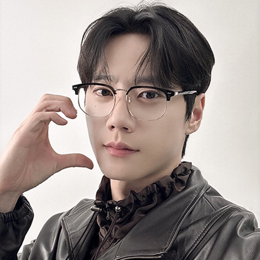 Behind-the-scenes cut of Lee Junyoung