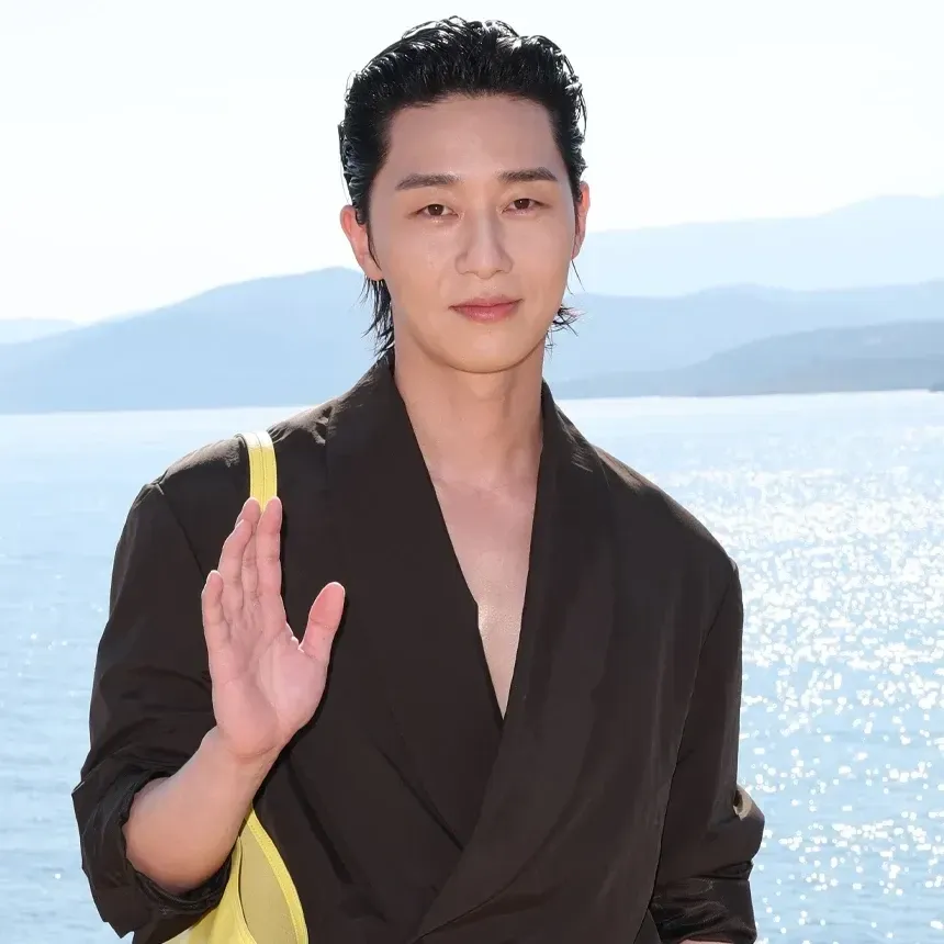 Recent activity shot of Park Seojoon